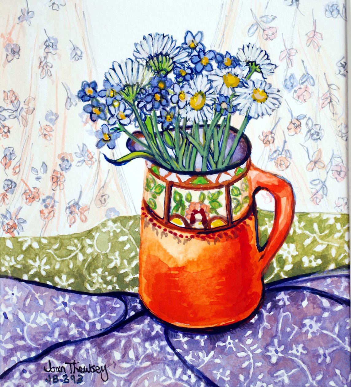Marguerites et myosotis, pichet orange et tissu à motifs, 2015 - Joan Thewsey