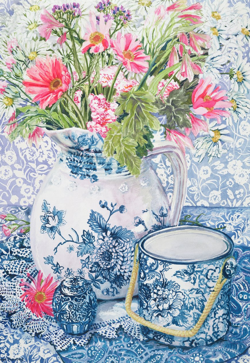 Gerberas dans un pichet Coalport avec des pots bleus - Joan Thewsey