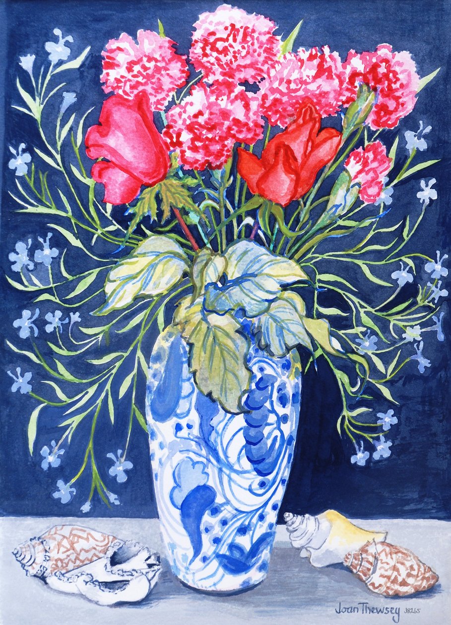 Roses, œillets et lobélie dans un vase bleu et blanc, 3 coquillages - Joan Thewsey