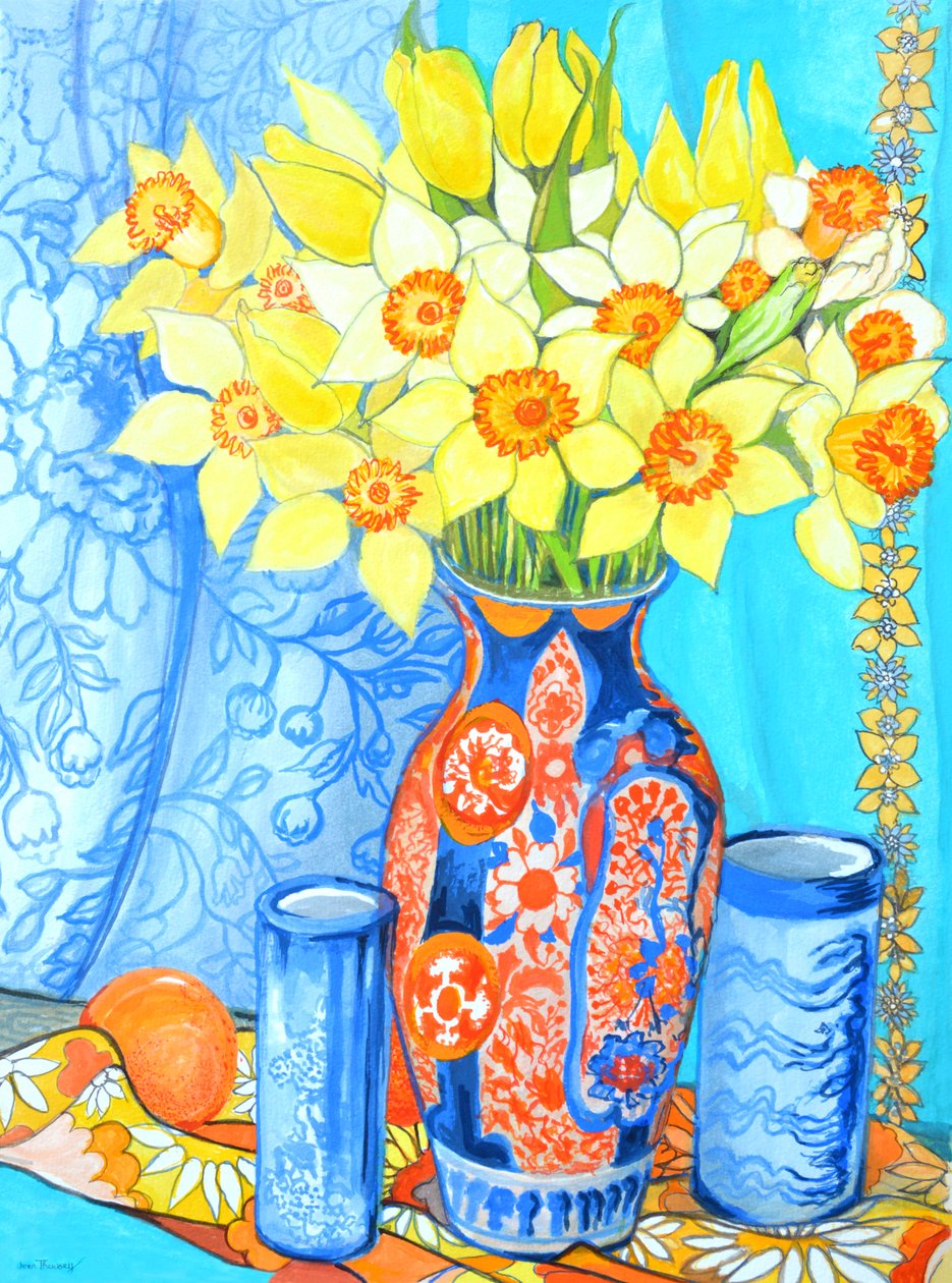 Jonquilles et tulipes dans un vase Imani; oranges et textiles - Joan Thewsey
