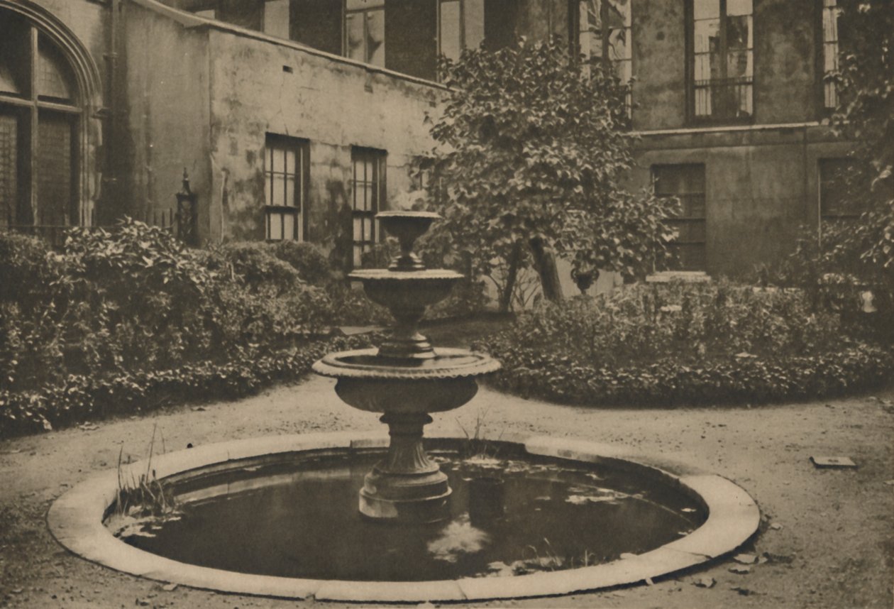 Ancien mûrier et fontaine dans le jardin de Drapers Hall, vers 1935 - Joel
