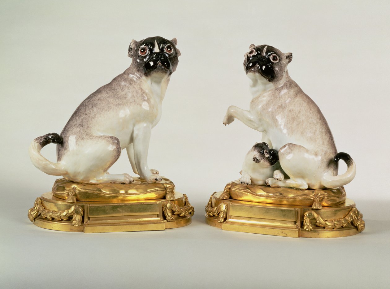 Paire de figures en porcelaine de Meissen de chiens carlins montés en ormolu Louis XVI, vers 1750 - Johann Joachim Kaendler