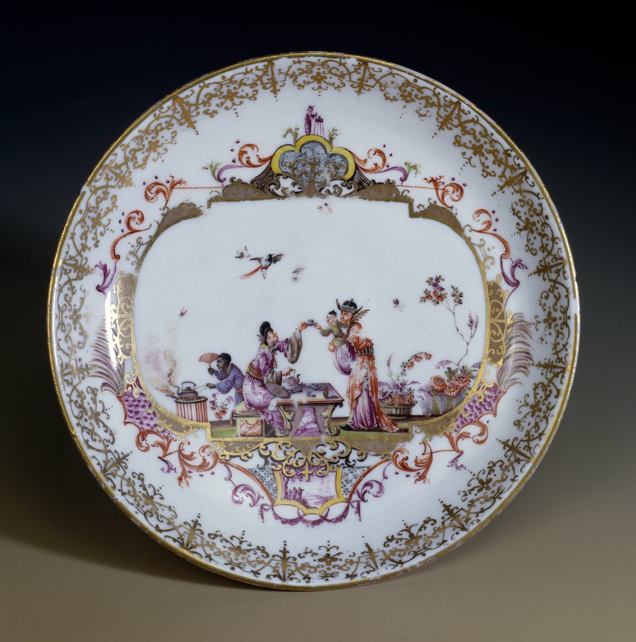 Art allemand : Porcelaine de Meissen. Chinoiserie représentant des personnages asiatiques buvant du thé. Soucoupe décorée par Johann Gregor Hoeroldt (ou Herold 1696-1775), vers 1730. Paris, Arts décoratifs - Johann Gregor Herold