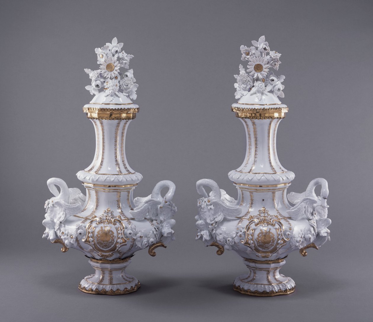 Paire de vases du service « Swan » - Johann Joachim Kändler