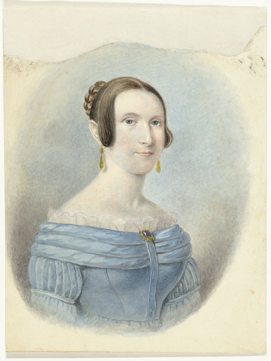 Femme en robe bleue, avec des boucles d