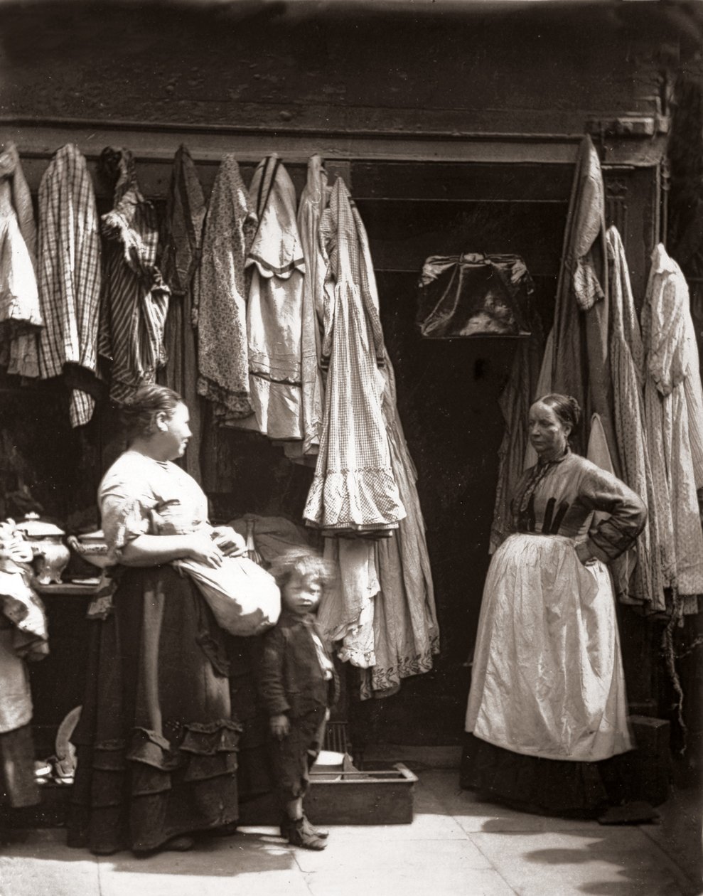 Une boutique de vieux vêtements, Seven Dials, de 