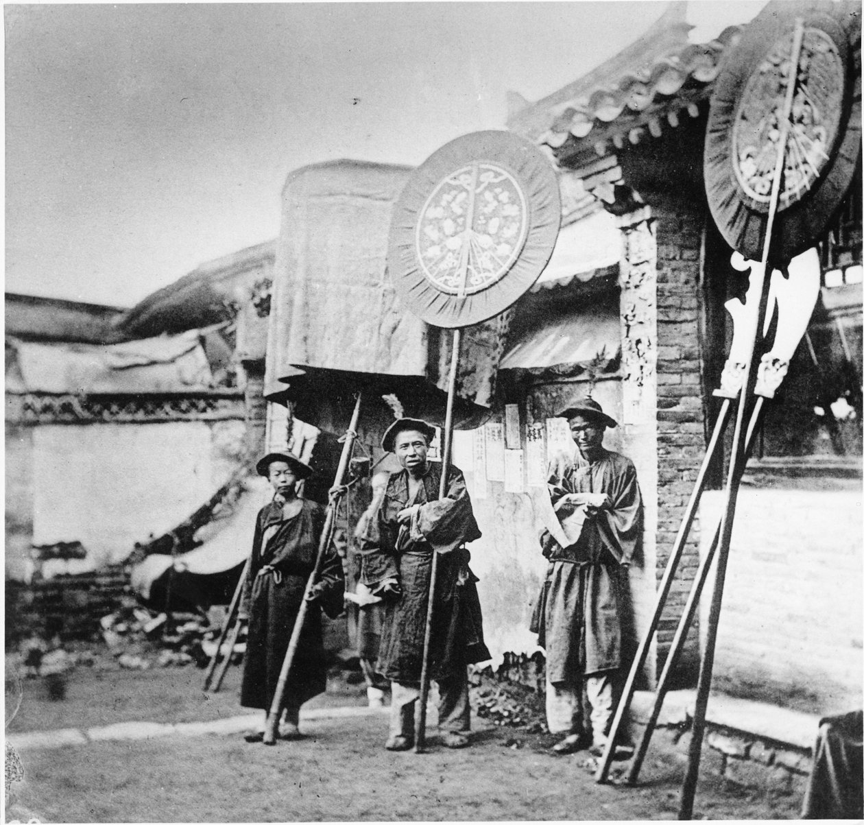 Porte-drapeaux à un enterrement mandchou, Pékin, vers 1872 - John Thomson