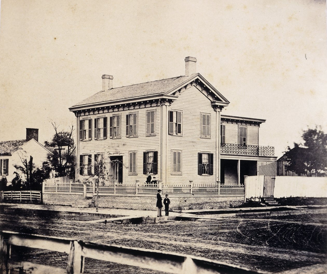 Abraham Lincoln posant devant sa maison de Springfield, Massachusetts, vers 1860-1870 - John Adams Whipple