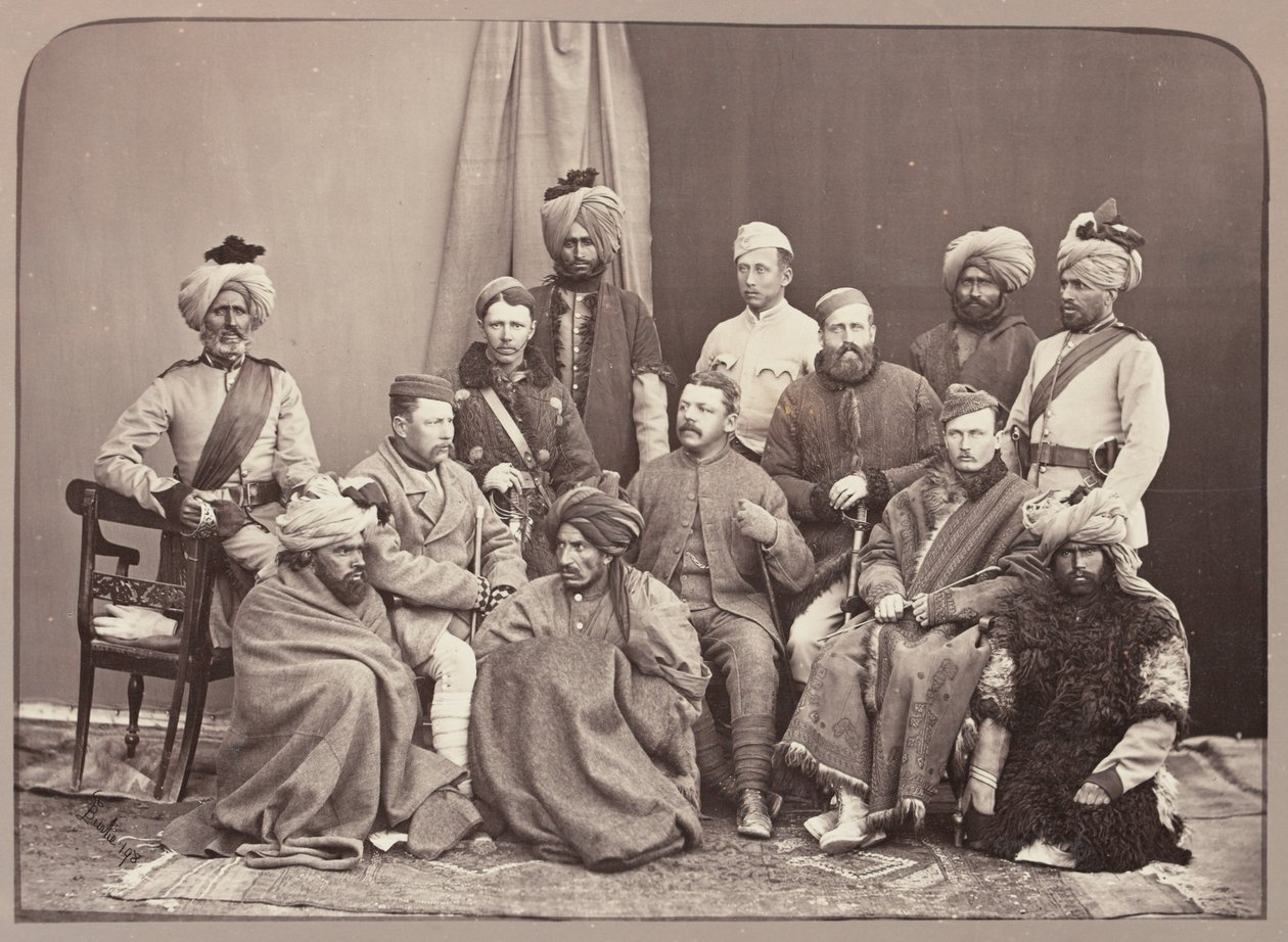 Officiers britanniques et indigènes, 5e régiment d