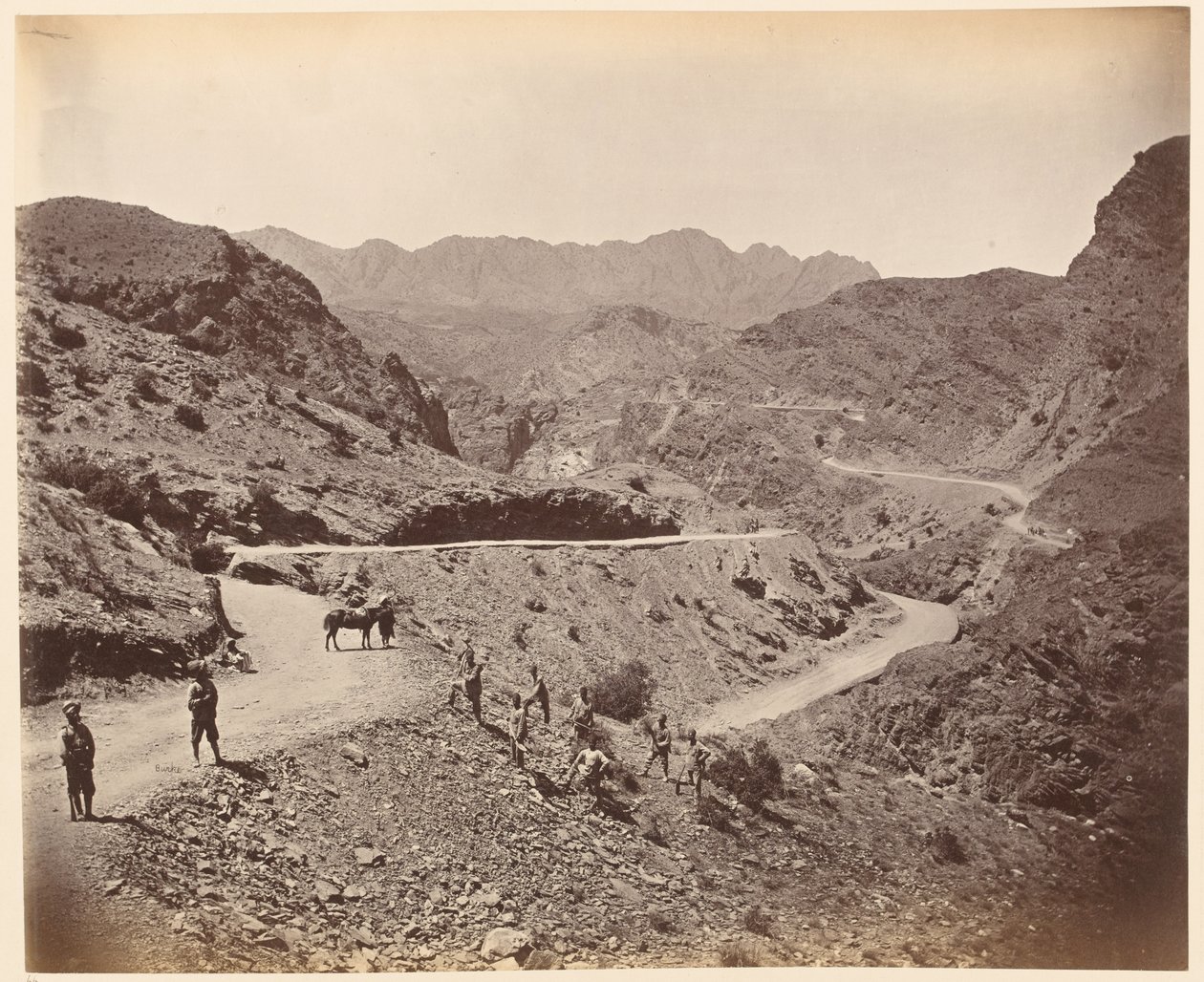 Col de Landi Kotal montrant la route construite par les Sapeurs et Mineurs de la Reine, vers 1878 - John Burke