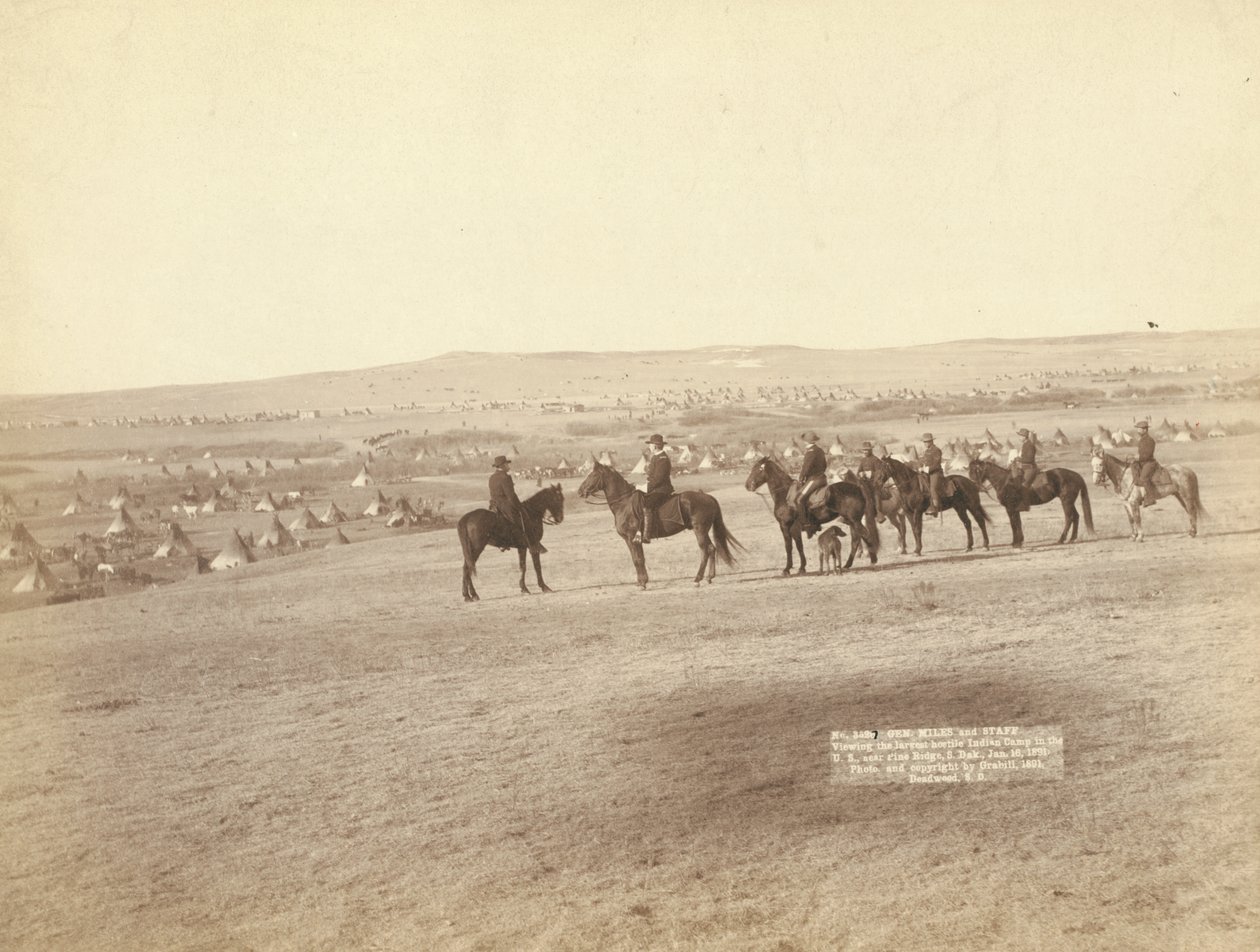 Gén. Miles et son état-major observant le plus grand camp indien hostile aux États-Unis, près de Pine Ridge - John C. H. Grabill