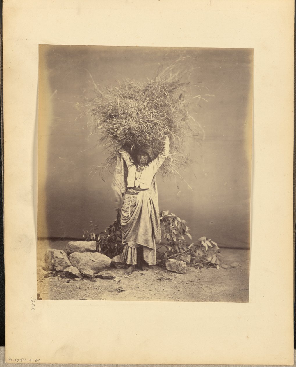 [Jeune paysanne indienne tenant des brindilles sur sa tête] - John Edward Saché