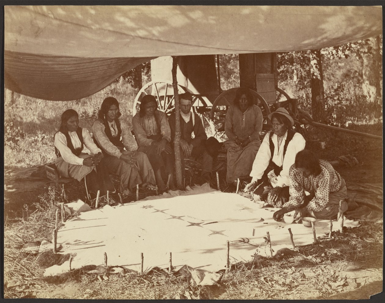 Kiowas peignant une robe, Fort Sill, Territoire indien - John K. Hillers