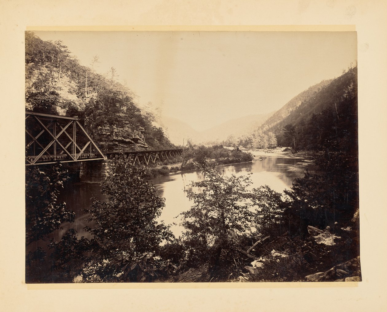 [Voies ferrées et rivière] - John K. Hillers