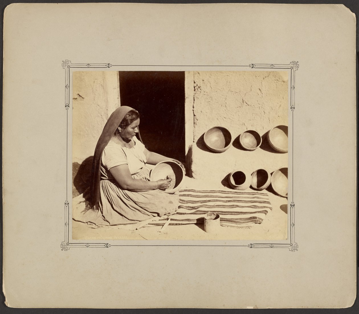 Une femme en train de polir de la poterie - John K. Hillers