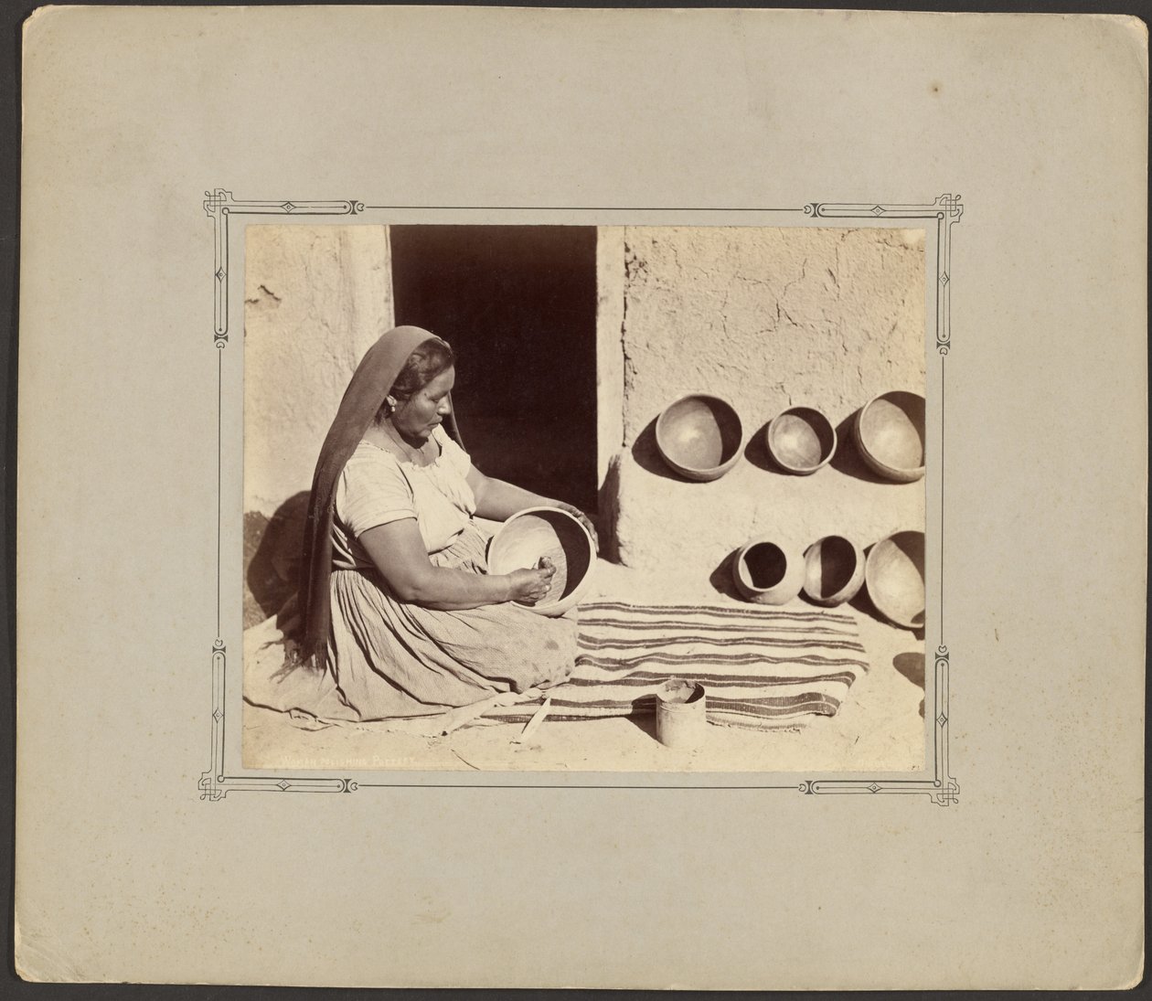 Femme polissant des poteries - John K. Hillers