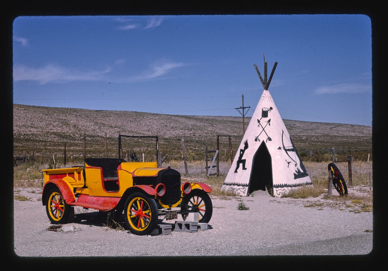 Apache Canyon Trading Post, tipi et voiture, Routes 62 et 180, Whites City, Nouveau-Mexique, États-Unis - John Margolies