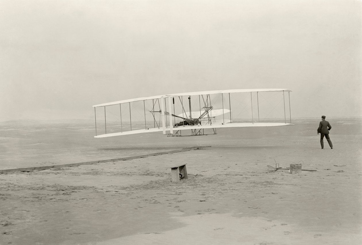 Le Wright Flyer I fait son premier vol de 120 pieds en 12 secondes, à Kitty Hawk, Caroline du Nord - John T. Daniels