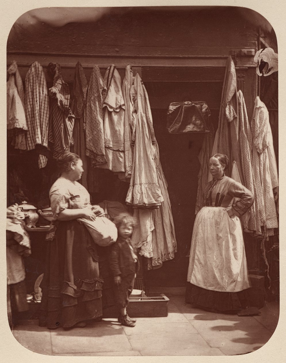 Une Boutique de Vieux Vêtements, Seven Dials - John Thomson