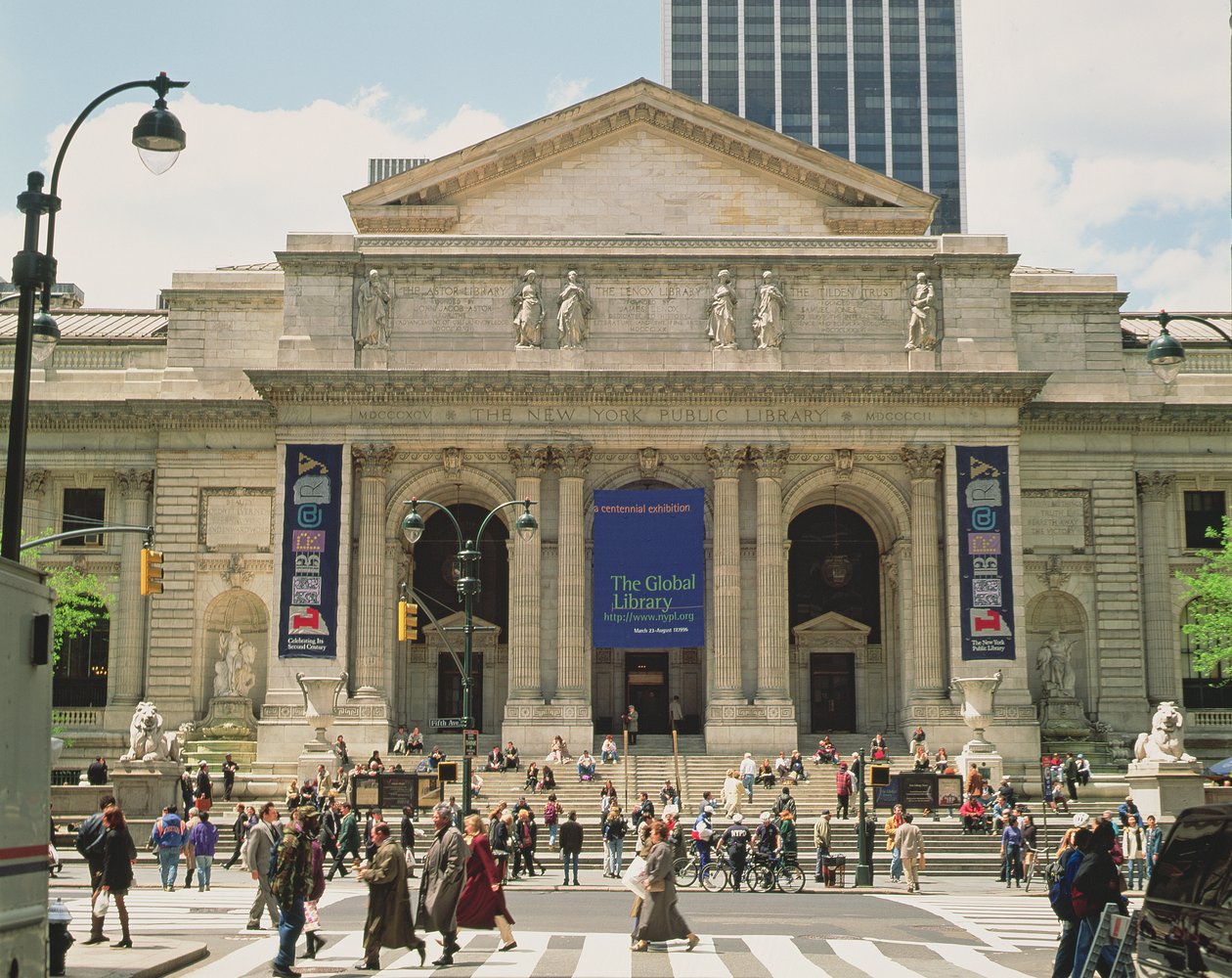 (détail) de la façade de la bibliothèque publique de New York, ouverte en 1911 - John and Hastings, Thomas Carrere