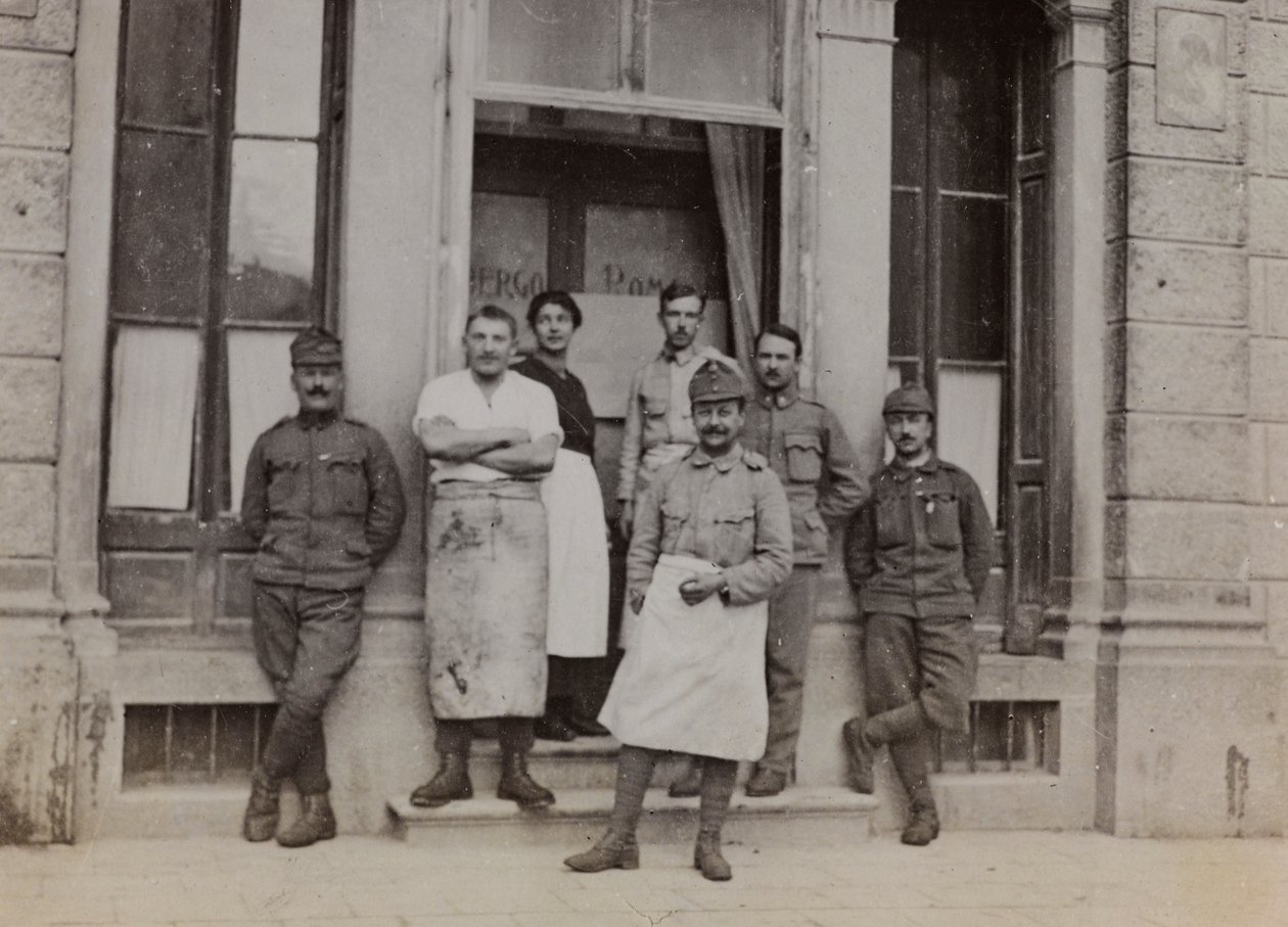Album "Meine weltkriegs - Erinnerungen Front Sud-Ouest (Carinthie, Italie, Tyrol du Sud) 31/03/1915-12/11/1918 - Josef Zohles Wien": portrait de groupe devant - Josef Zohles