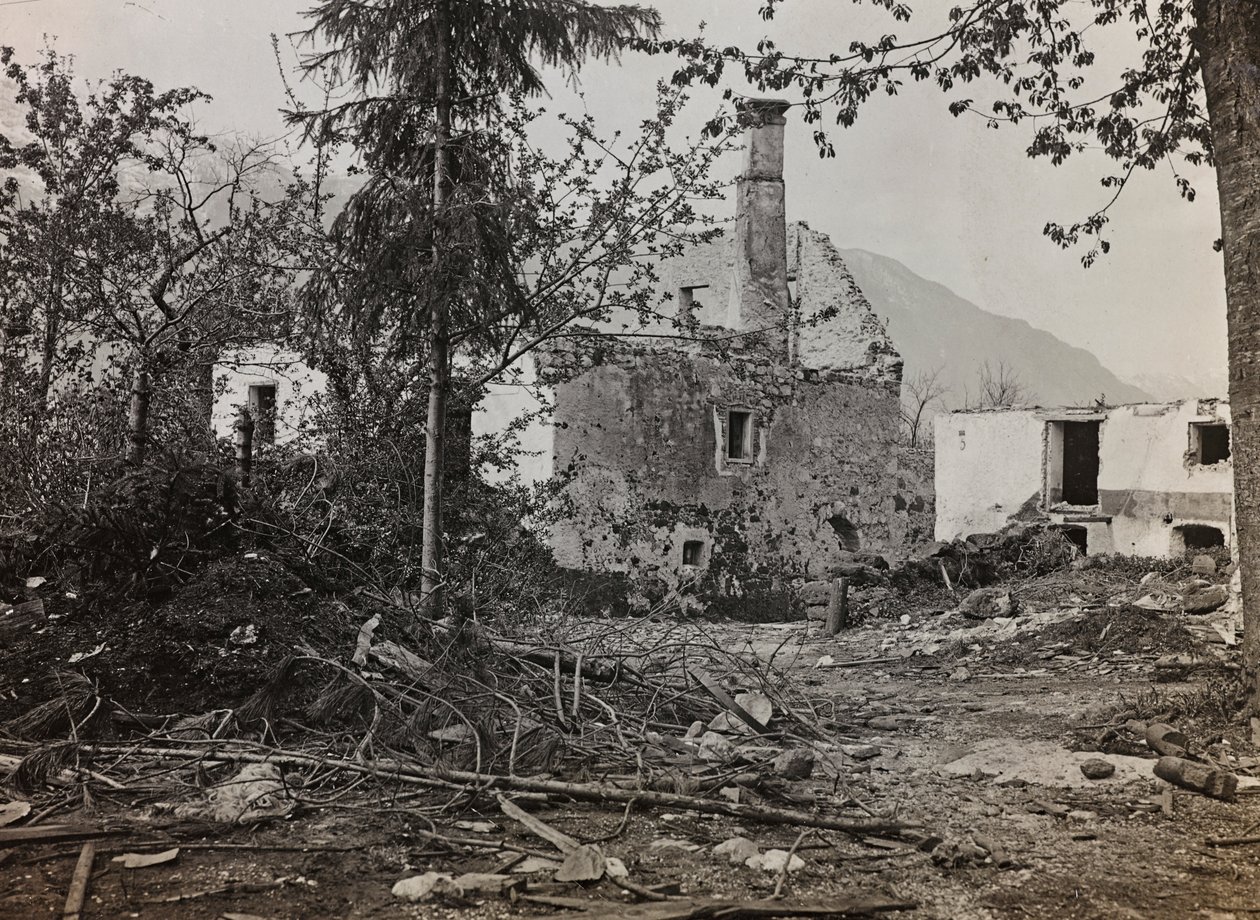 Album "Meine weltkriegs - Erinnerungen Front Sud-Ouest (Carinthie, Italie, Tyrol du Sud) 31/03/1915-12/11/1918 - Josef Zohles Wien": décombres à Bovec - Josef Zohles