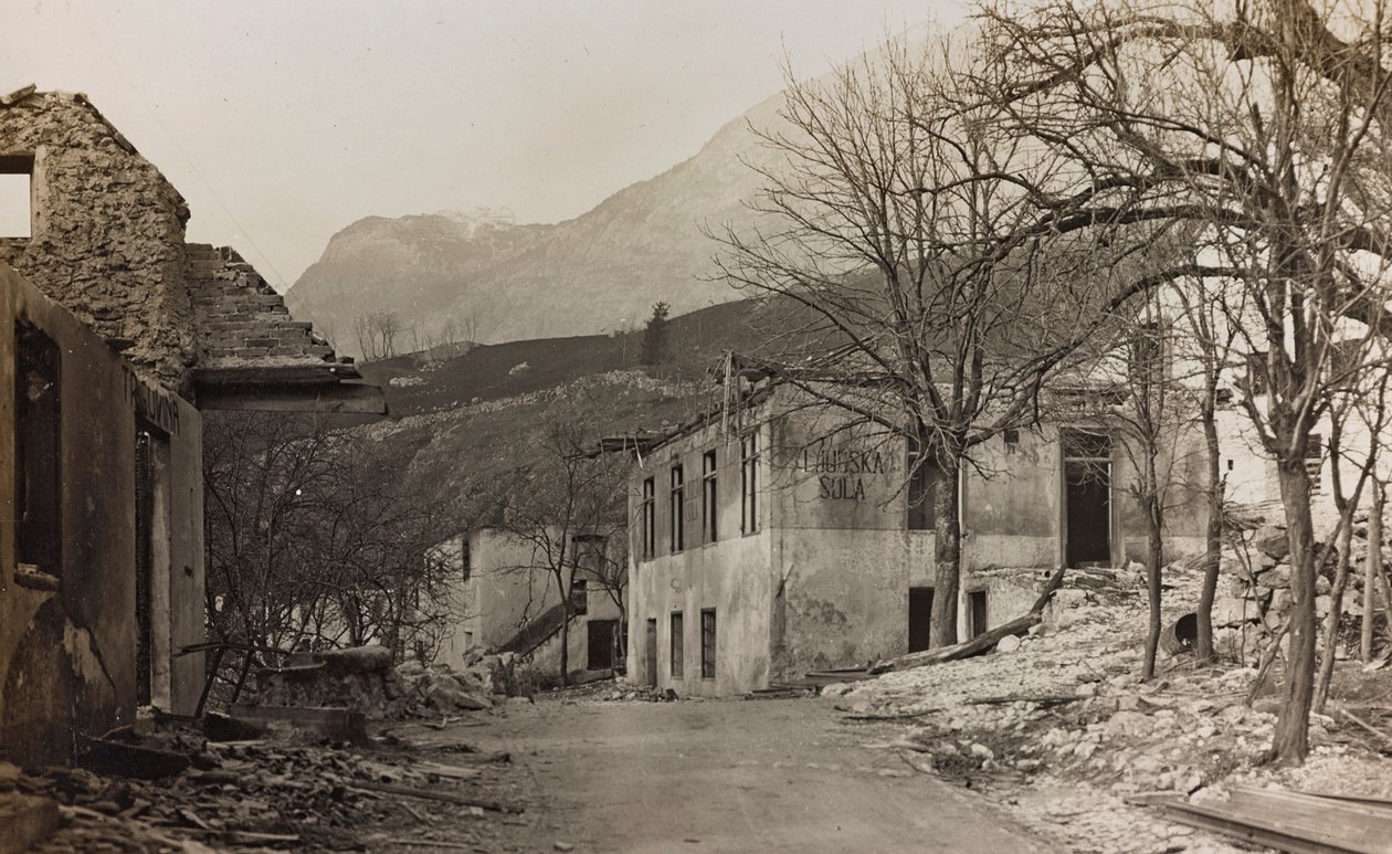 Album "Meine weltkriegs - Erinnerungen Front Sud-Ouest (Carinthie, Italie, Tyrol du Sud) 31/03/1915-12/11/1918 - Josef Zohles Wien": décombres à Bovec - Josef Zohles