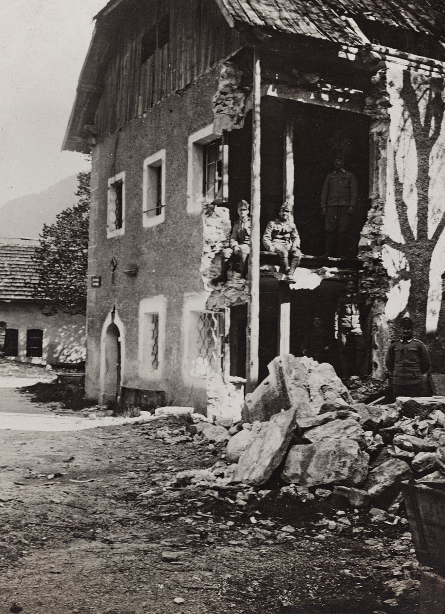 Album "Meine weltkriegs - Erinnerungen Front Sud-Ouest (Carinthie, Italie, Tyrol du Sud) 31/03/1915-12/11/1918 - Josef Zohles Wien": décombres à Valbruna - Josef Zohles