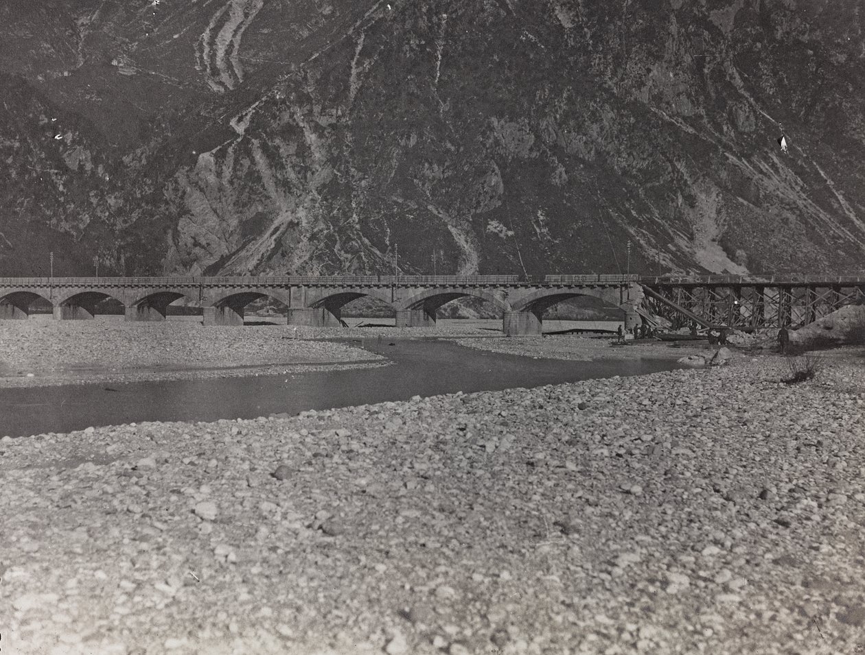 Album "Meine weltkriegs - Erinnerungen Front Sud-Ouest (Carinthie, Italie, Tyrol du Sud) 31/03/1915-12/11/1918 - Josef Zohles Wien": pont militaire sur le Ta - Josef Zohles
