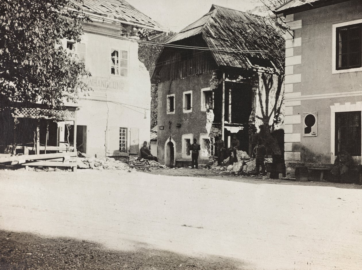 Album "Meine weltkriegs - Erinnerungen South-West Front (Carinthie, Italie, Tyrol du Sud) 31/03/1915-12/11/1918 - Josef Zohles Wien" : place avec décombres - Josef Zohles