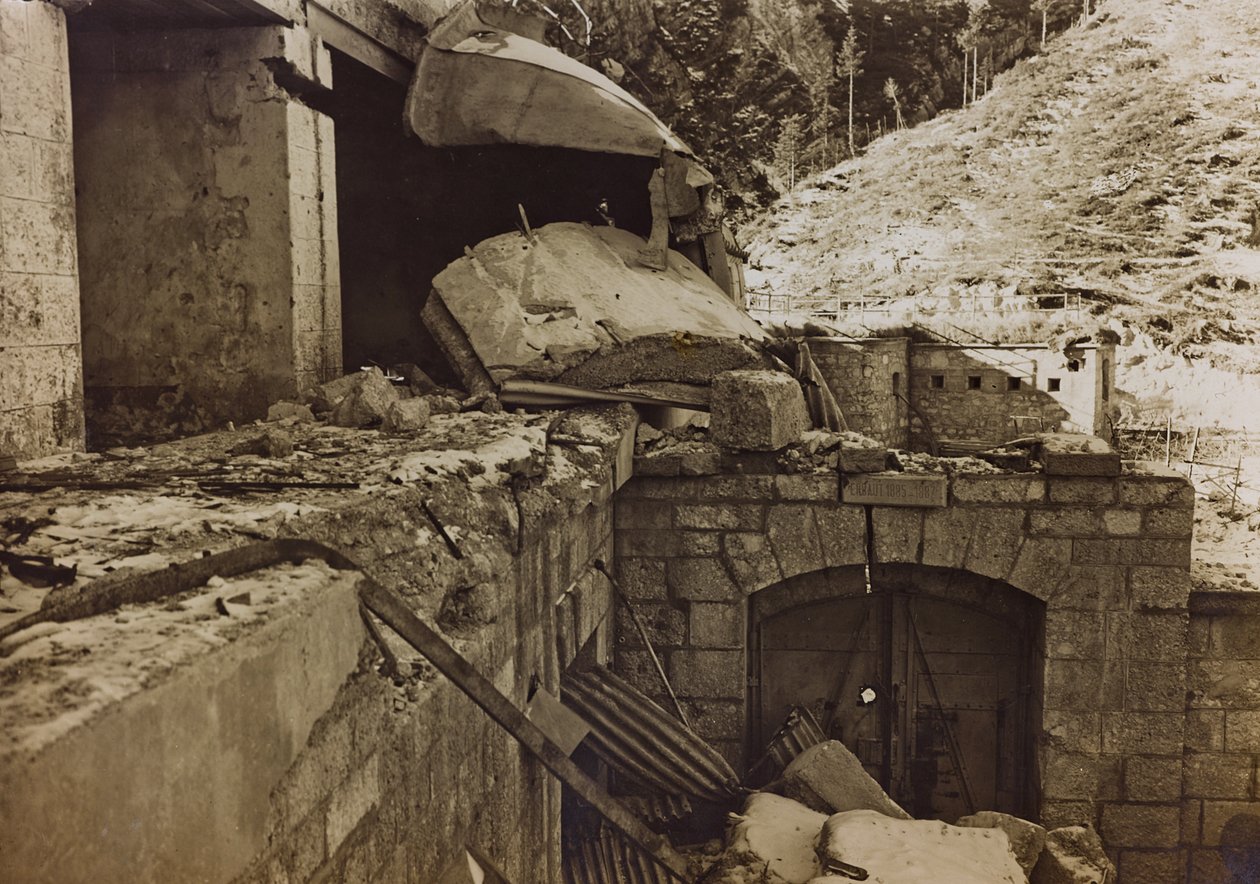 Album "Meine weltkriegs - Erinnerungen South-West Front (Carinthia, Italie, South Tyrol) 31/03/1915-12/11/1918 - Josef Zohles Wien": décombres d