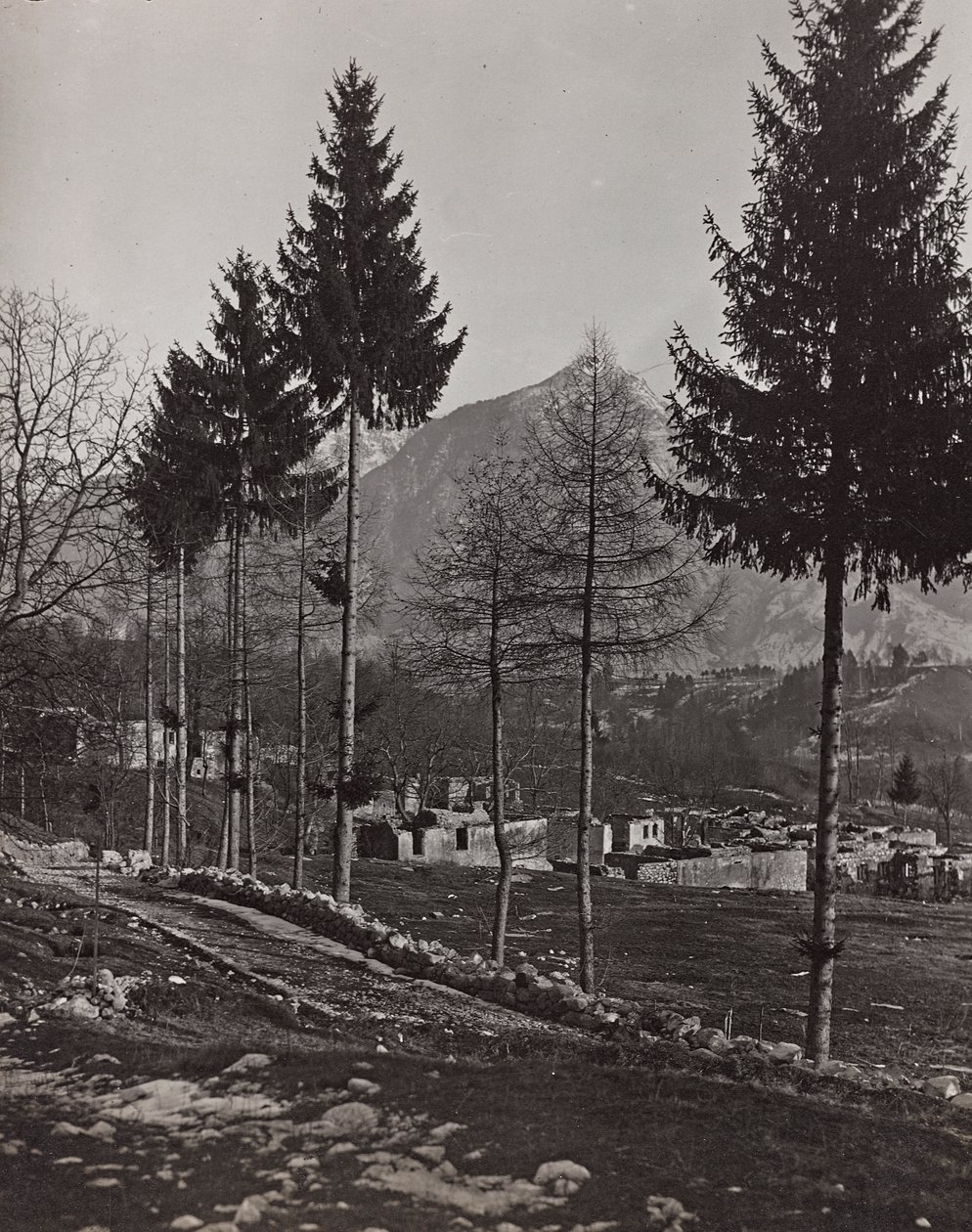 Album "Meine weltkriegs - Erinnerungen South-West Front (Carinthia, Italie, South Tyrol) 31/03/1915-12/11/1918 - Josef Zohles Wien": décombres de Pliczna - Josef Zohles