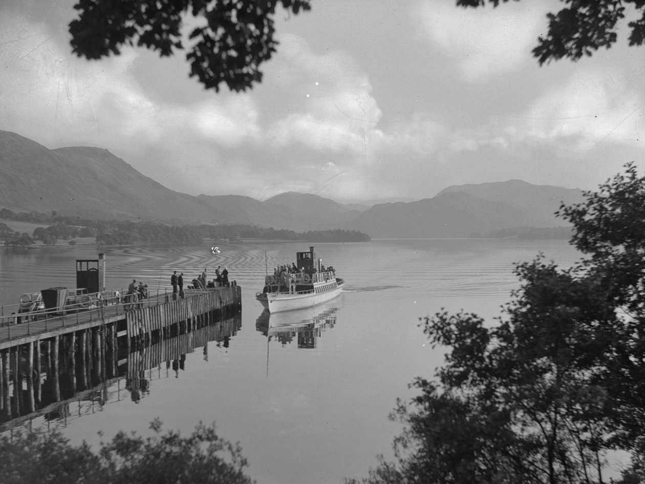 Un bateau transportant des personnes sur un lac s