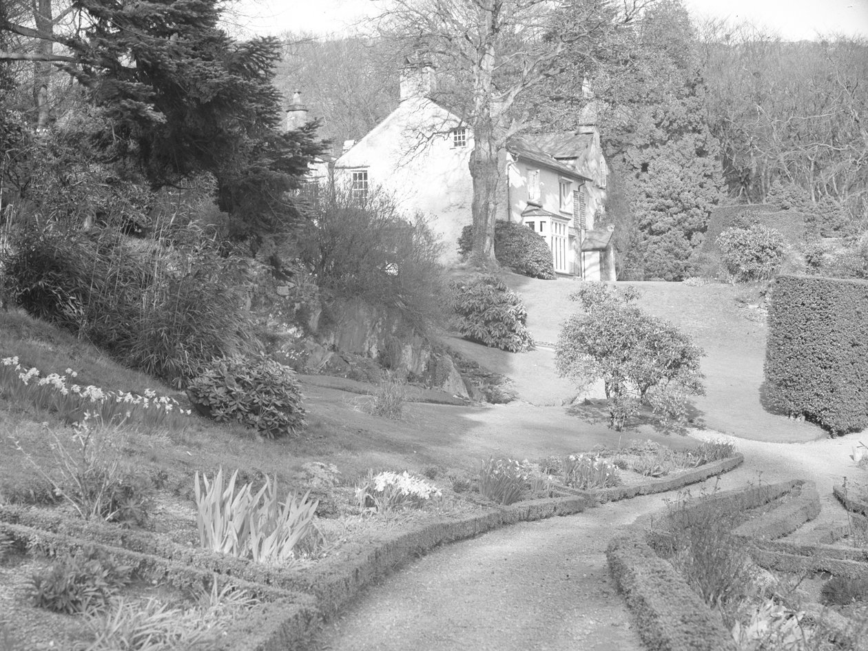 Un bâtiment pâle entouré de jardins paysagers - Joseph Hardman