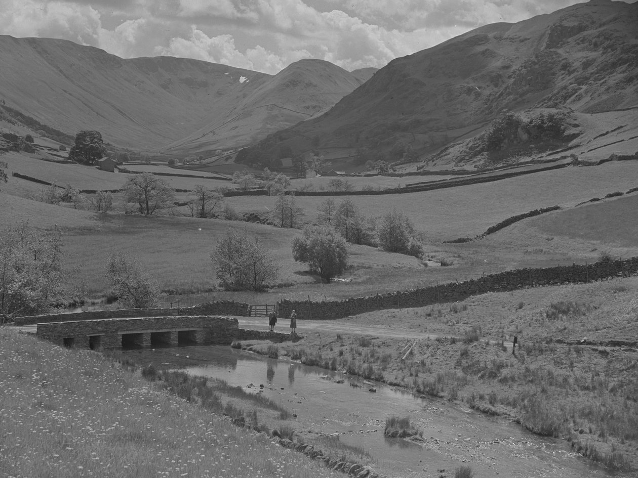 Vue sur un pont, un ruisseau, des champs et des montagnes. - Joseph Hardman