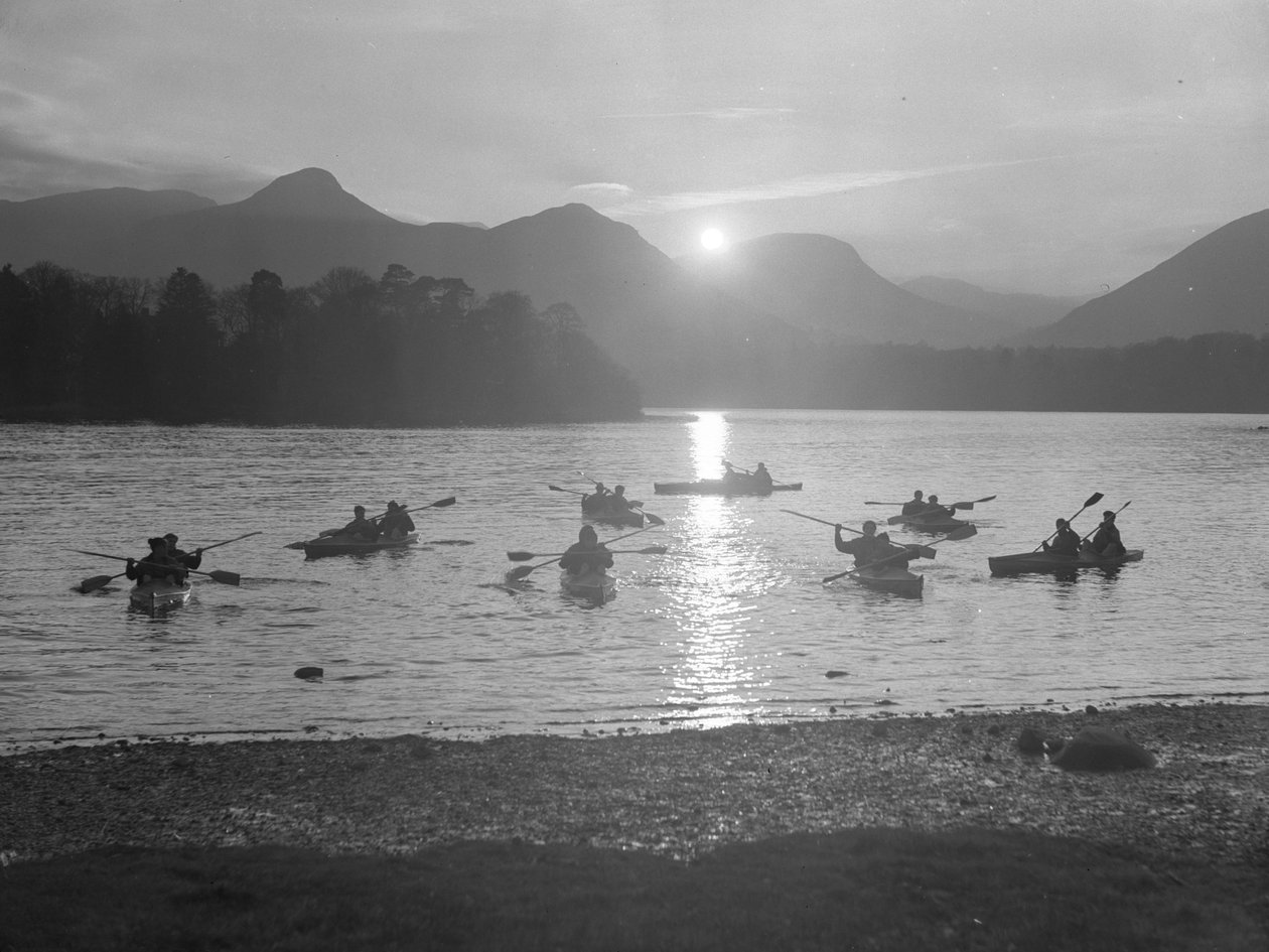 Vue de personnes faisant du canoë sur Derwentwater au lever ou au coucher du soleil. - Joseph Hardman