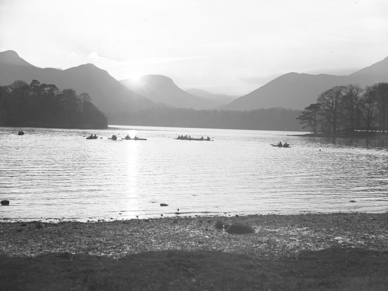 Vue de personnes faisant du canoë sur Derwentwater au lever ou au coucher du soleil. - Joseph Hardman