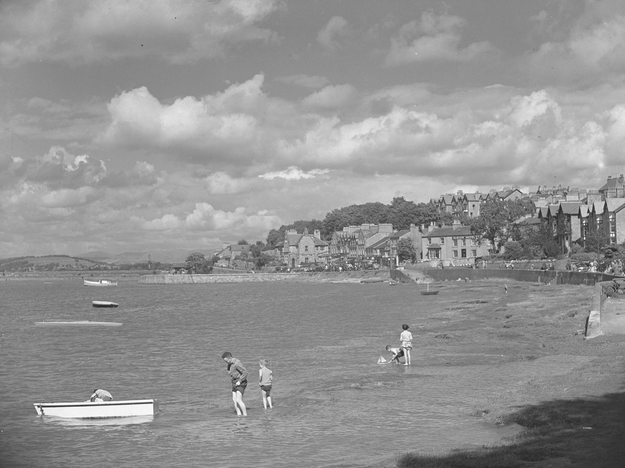 Personnes jouant dans des bateaux en crue à Arnside avec l