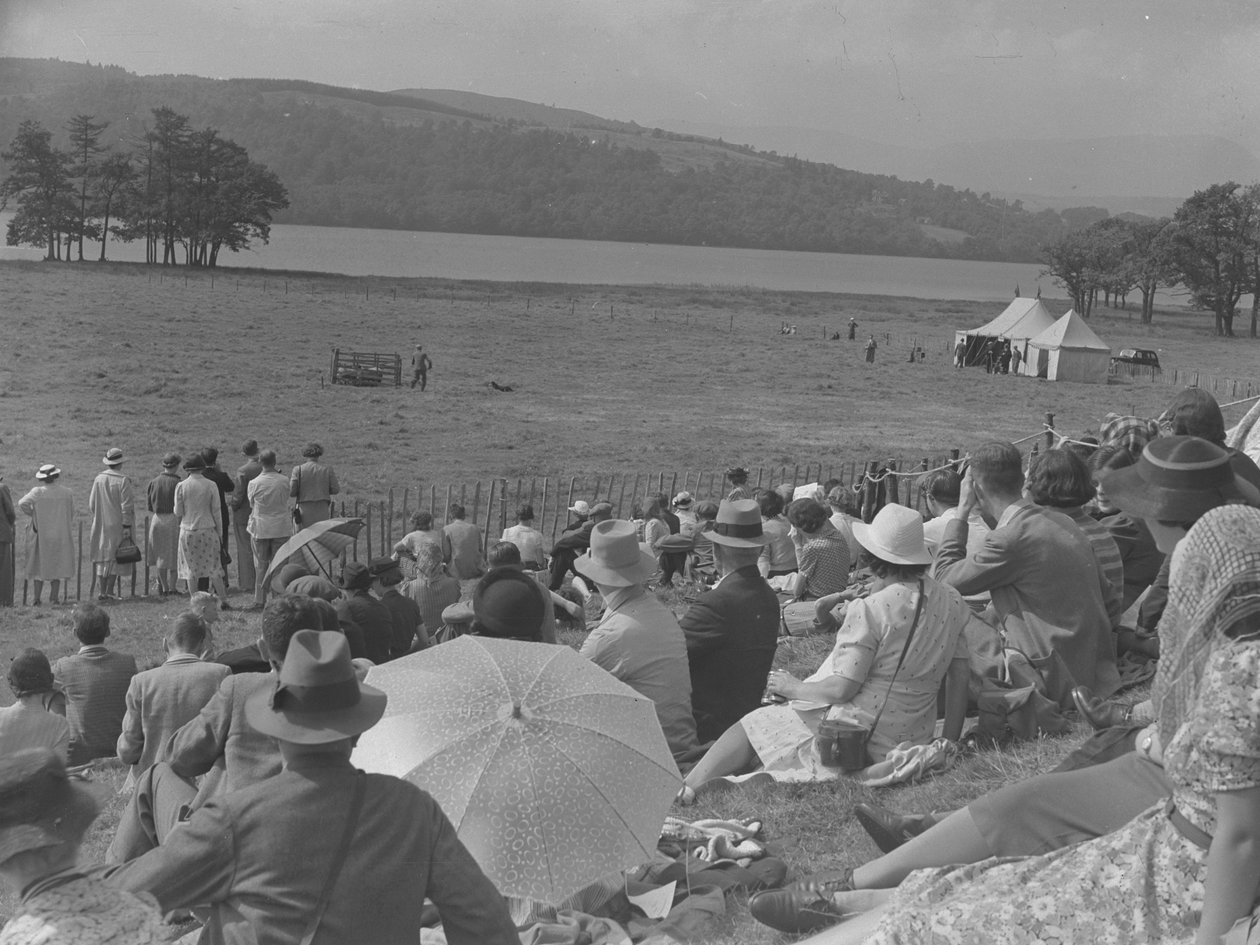 Spectateurs regardant les épreuves de chiens de berger - Joseph Hardman