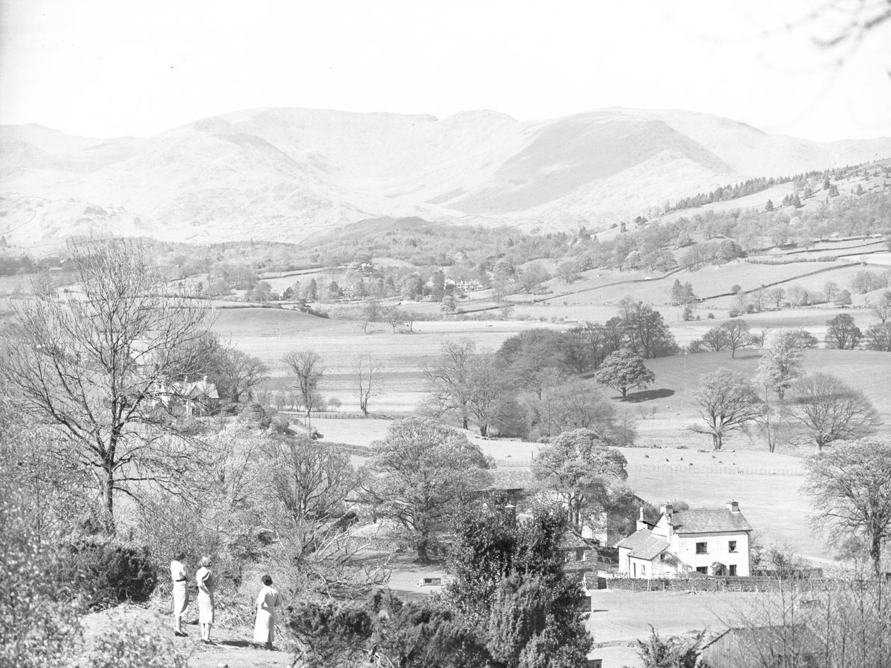 Trois femmes debout regardant un lac à Esthwaite, avec les montagnes en arrière-plan. - Joseph Hardman