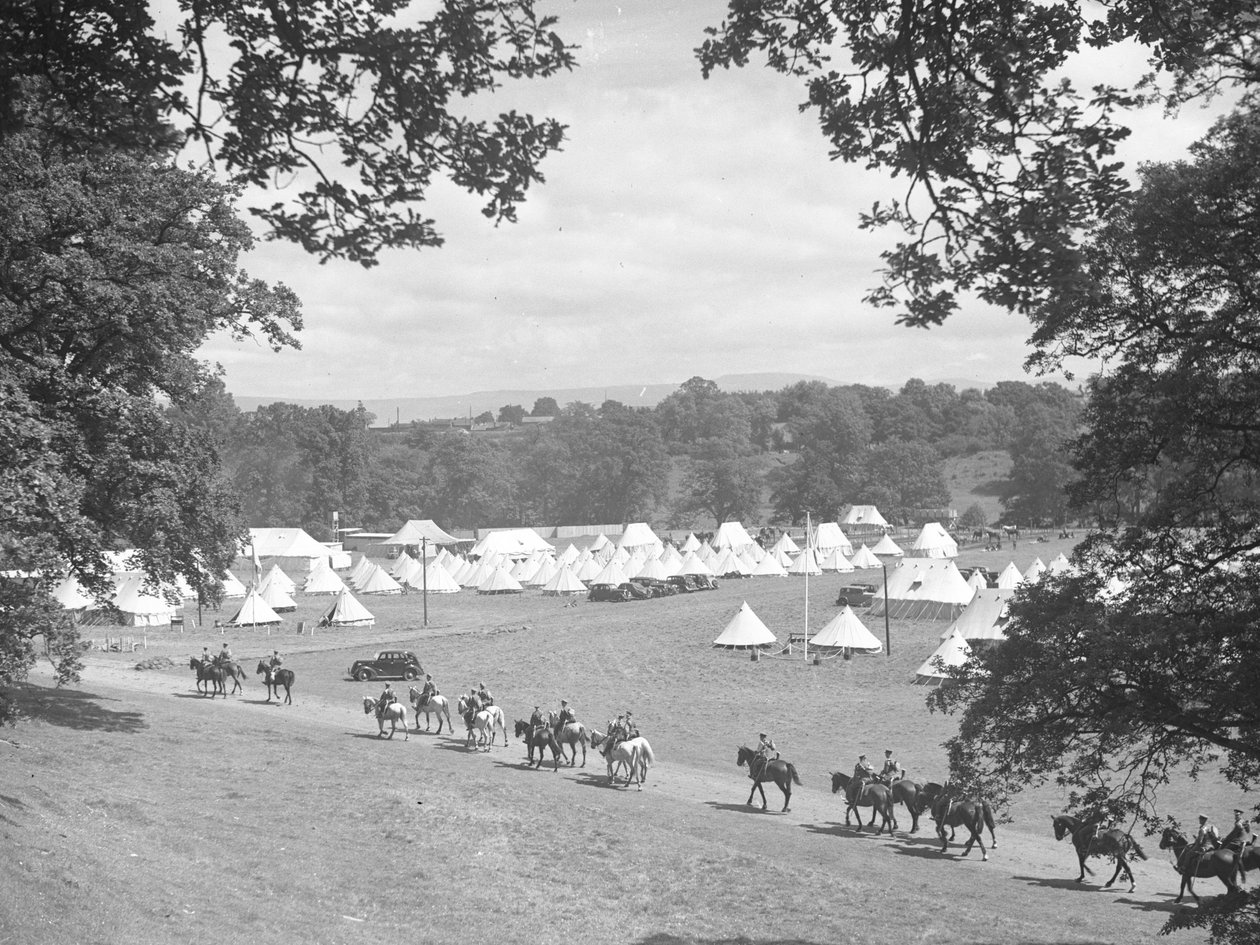 Vue de plusieurs tentes en forme de cône, à gauche ce qui semble être des hommes en uniforme à cheval (armée ) - Joseph Hardman
