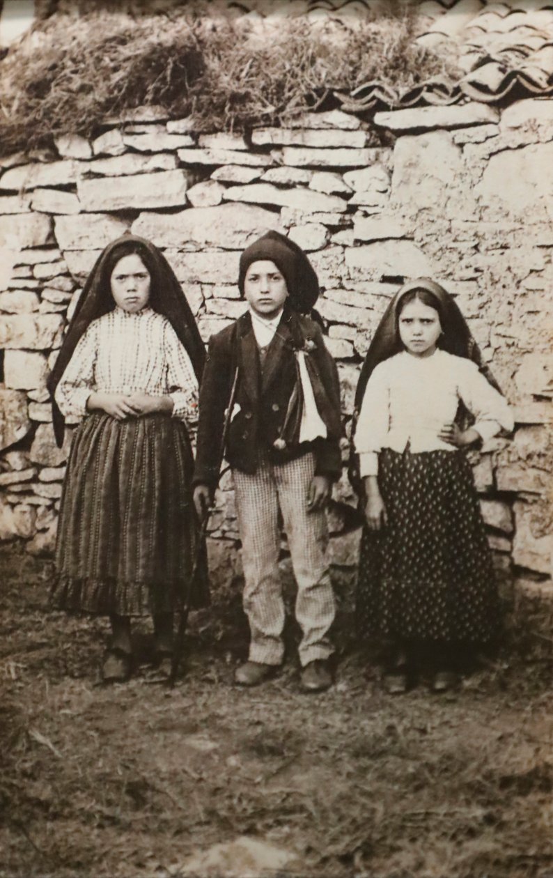 Sanctuaire de Fatima. Lucia dos Santos et ses cousins Francisco et Jacinta Marto. Notre-Dame de Fatima. Portugal. - Joshua Benoliel