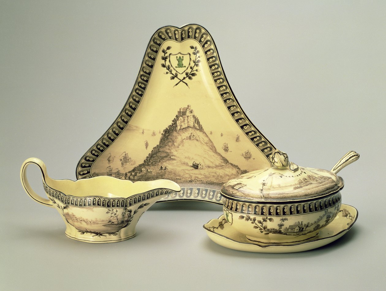 Bol couvert et cuillère, plat triangulaire et saucière, du service 