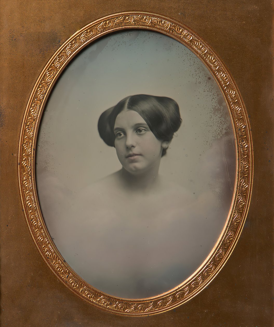 Jeune femme avec cheveux coiffés en deux chignons, années 1850. Créateurs : Josiah Johnson Hawes, Albert Sands Southworth - Josiah Johnson Hawes, Albert Sands Southworth