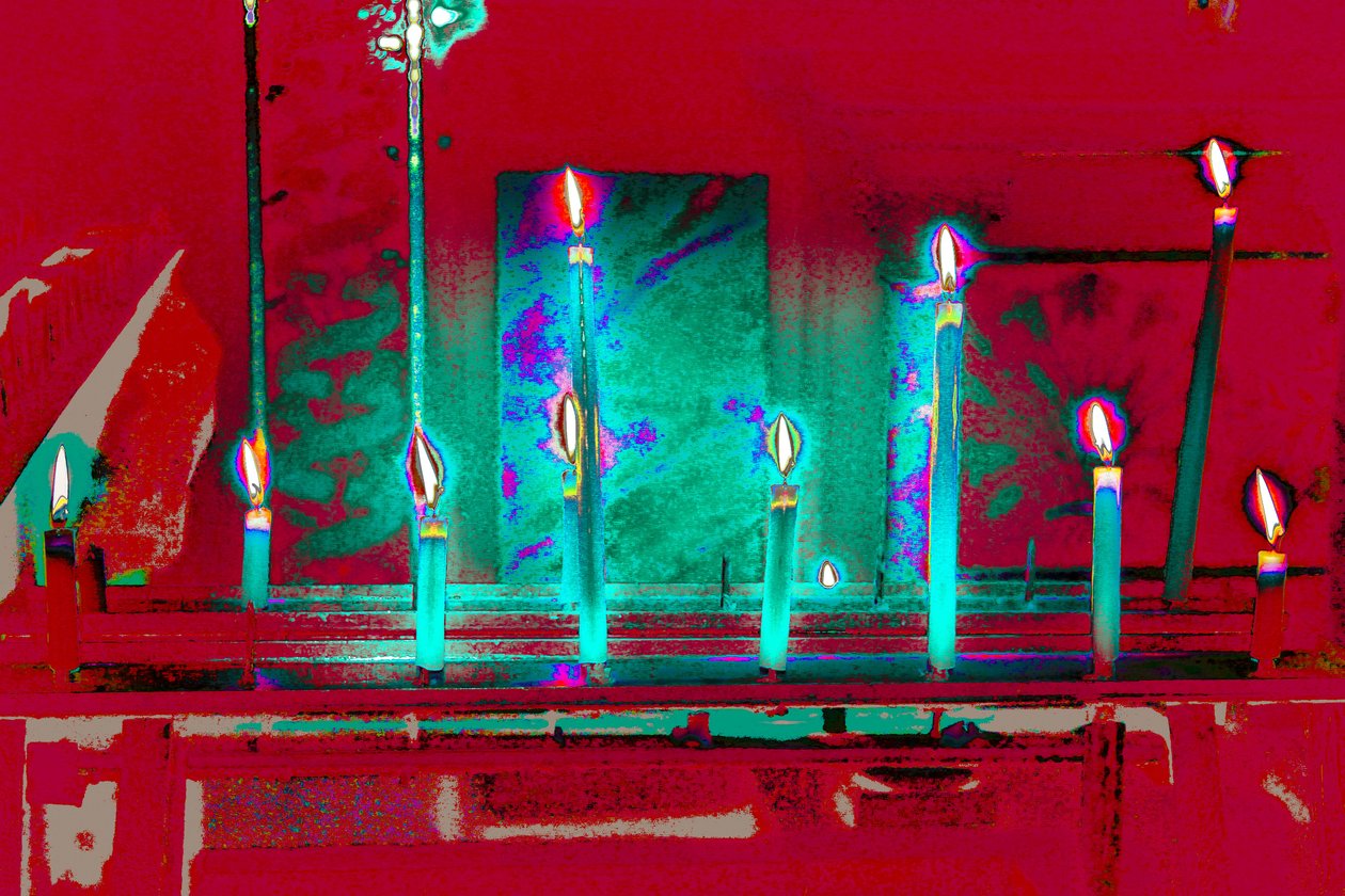 All But One, de la série Votive Candles, 2015 (photographie) - Joy Lions