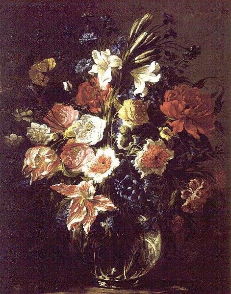 Lys, pivoines, tulipes, bleuets et autres fleurs dans un vase en verre sur un piédestal - Juan de Arellano