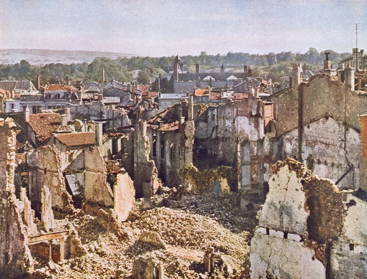 Ruines de Verdun après 8 mois de bombardement, 1916-17 (d