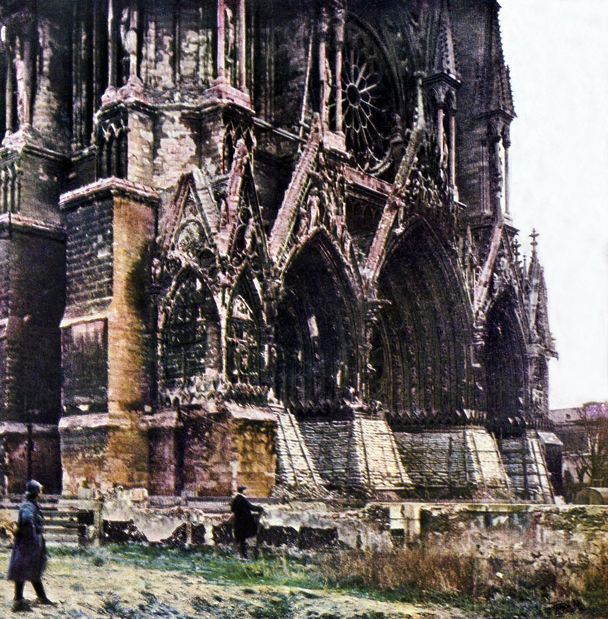 La cathédrale endommagée de Reims pendant la Bataille de la Marne à l