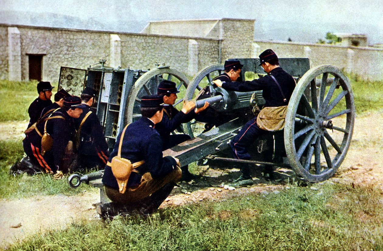 Soldats français avec un mortier en action pendant la bataille de la Marne à l