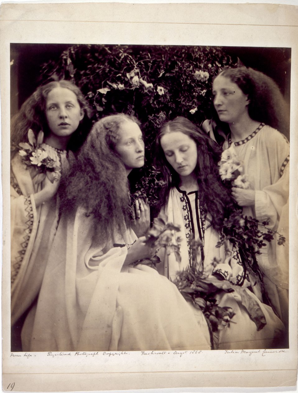 « Le jardin de boutons de rose des jeunes filles » - Les sœurs Fraser Tytler - Julia Margaret Cameron